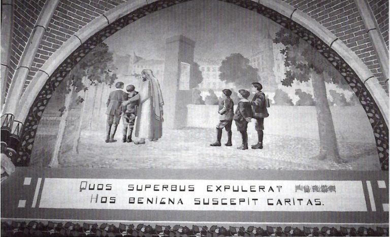 Les élèves du Collège trouvant refuge à Pierrard durant la Première Guerre Mondiale (peinture murale dans une chapelle latérale). La légende lit "Quos superbus expulerat furor. Hos benigna suscepit caritas" (“Ceux que la fureur orgueilleuse avaient expulsés, la douce charité les receuillis”) a été altérée durant la seconde guerre mondiale : le mot “furor” a été gratté afin d'éviter que les Allemands n’en prennent ombrage (ou selon d’autres sources par les Allemands eux-mêmes lors de l’occupation du collège).