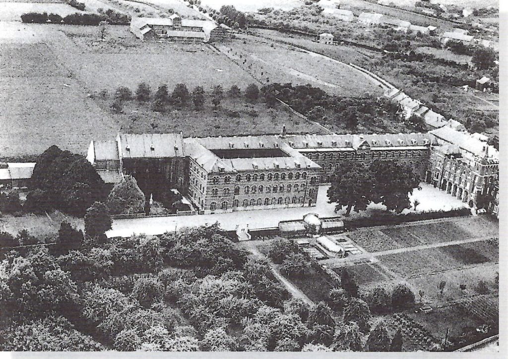 Le Collège vu du ciel en 1935 (avec la ferme pédagogique en arrière plan et les serres/potagers en avant plan)