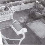 Le Collège vu du ciel en 2000 (avec le nouveau bâtiment et le terrain omnisport en avant plan).