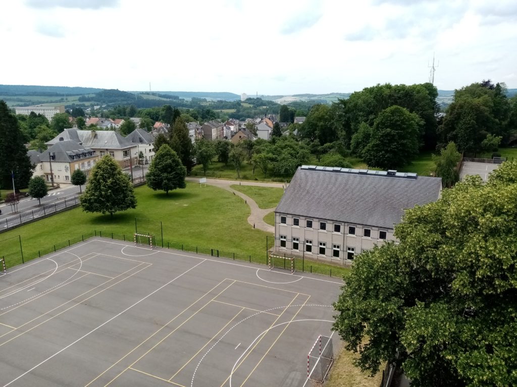 Le nouveau bâtiment et le terrain omnisports vus du ciel (en 2019)